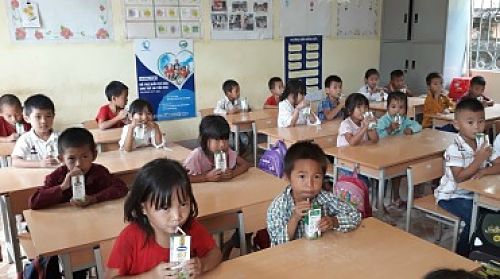 Trẻ em Trường Tiểu học Pa Khóa uống sữa Vinamilk.