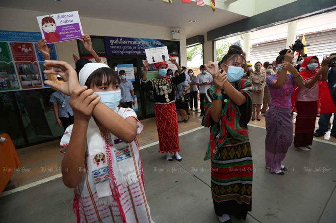 Các tình nguyện viên y tế tham gia một hoạt động nâng cao nhận thức phòng dịch COVID-19 cho  người lao động nhập cư ở  Muang,  tỉnh Samut Sakhon, Thái Lan  (Ảnh: Bangkok Post)
