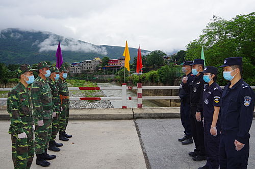 Hai bên gặp gỡ tại vạch phân định biên giới, Cầu hữu nghị Việt - Trung, Cửa khẩu Ma Lù Thàng - Kim Thủy Hà đánh giá kết quả hoạt động tuần tra liên hợp.