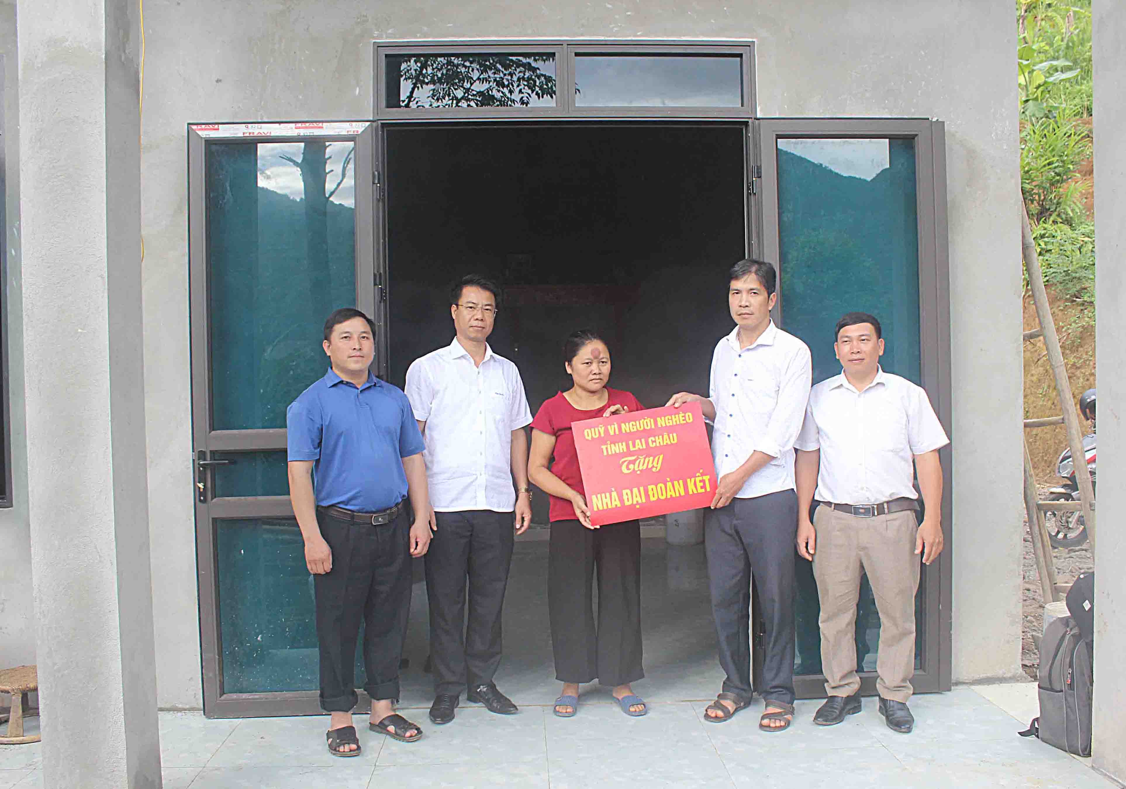 Đại diện lãnh đạo tỉnh, huyện, xã Thèn Sin trao nhà Đại đoàn kết cho chị Lành Thị Nhung (vợ anh Vàng Văn Hợp ở bản Na Đông).