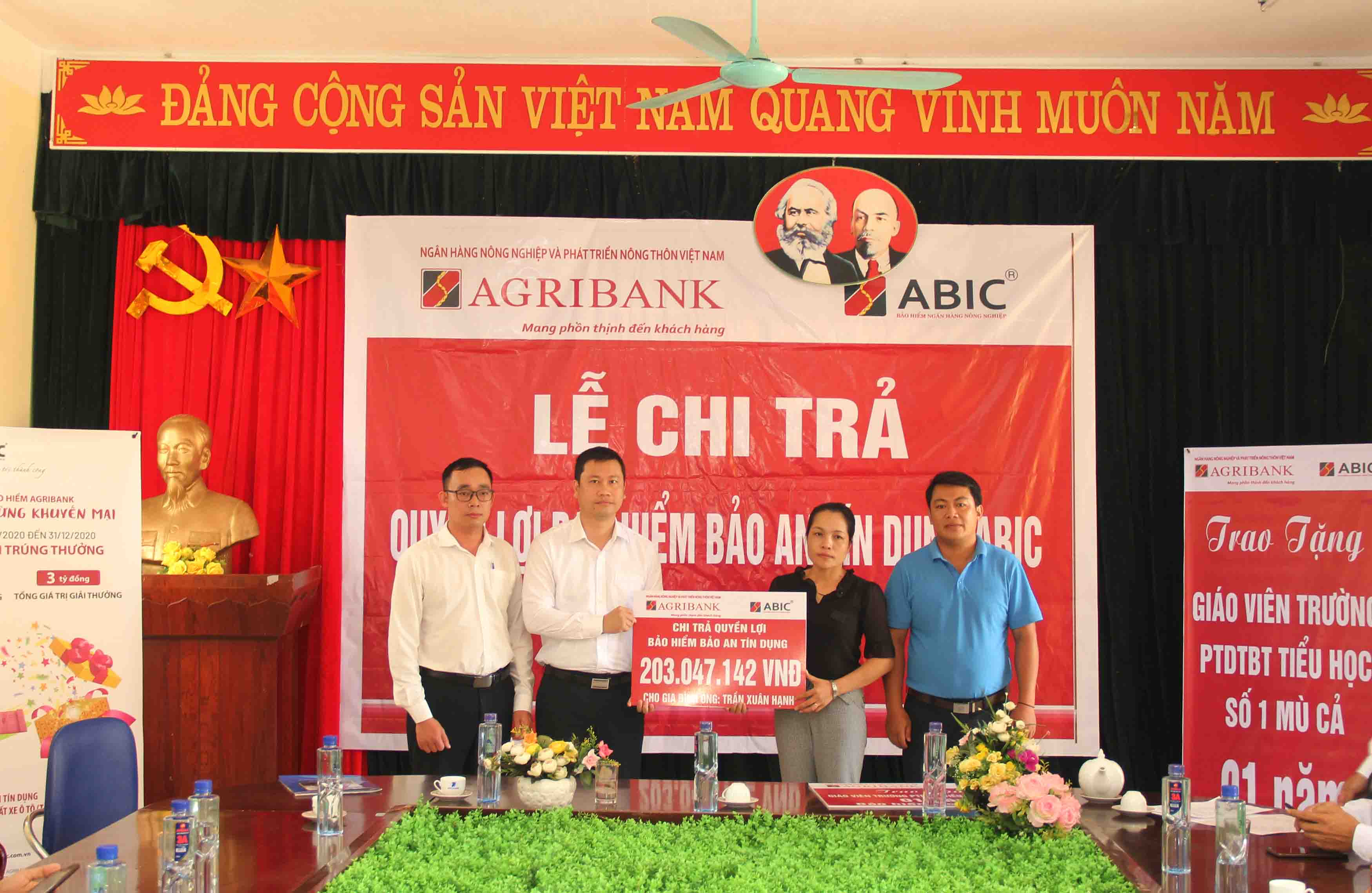 Đại diện ABIC, Agribank Chi nhánh tỉnh trao bảo hiểm cho bà Lê Thị Hoa Thư (vợ ông Hạnh).