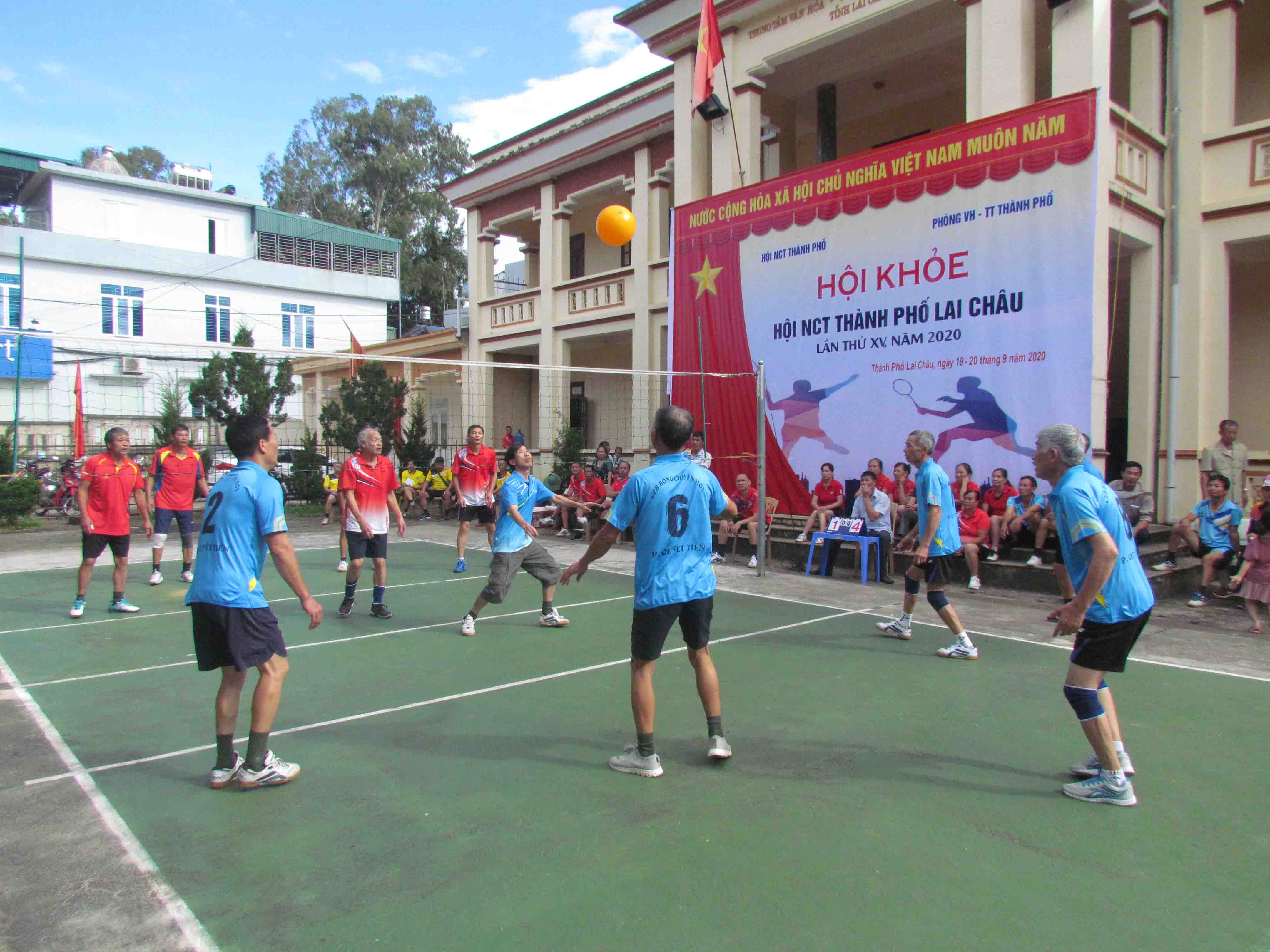 Trận thi đấu bóng chuyền hơi giữa Đội NCT phường Quyết Tiến với đội NCT phường Tân Phong mở màn ngay sau Lễ Khai mạc Hội khỏe.