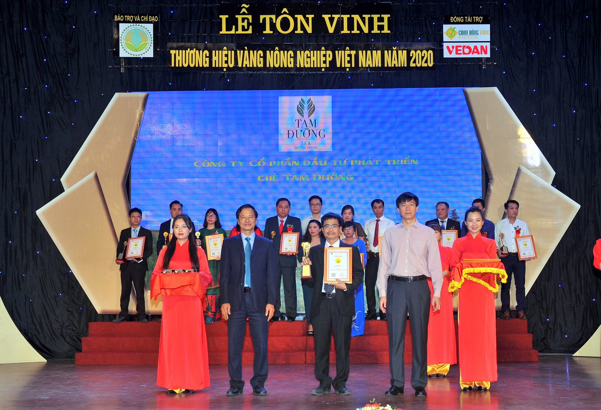 Đại diện lãnh đạo Công ty Cổ phần Đầu tư phát triển Chè Tam Đường nhận sản phẩm chè Đông Phương Mỹ Nhân đạt danh hiệu Thương hiệu vàng nông nghiệp Việt Nam.