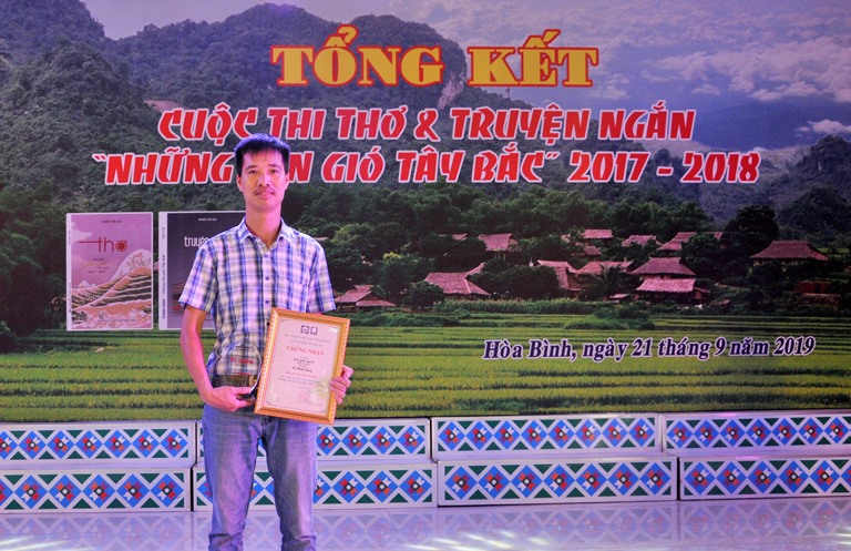 Nghệ sỹ Hà Minh Hưng nhận giải thưởng trong cuộc thi thơ và truyện ngắn “Những làn gió Tây Bắc” được tổ chức tại tỉnh Hòa Bình vào tháng 9/2019.