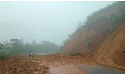 Tỉnh lộ 127 đoạn km85+430 bị sạt lở do mưa kéo dài ngày 23/9.