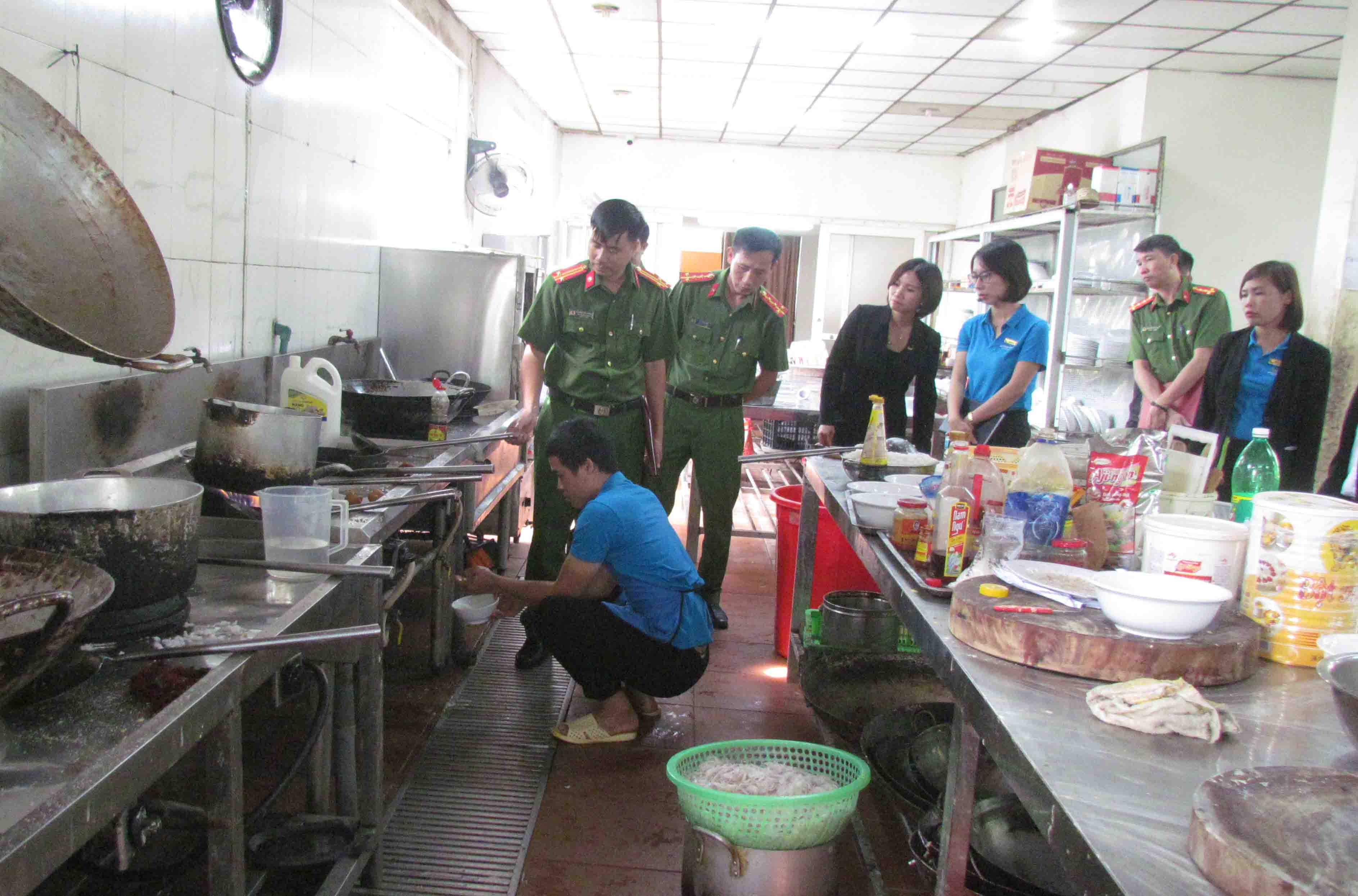 Đoàn công tác Phòng Cảnh sát PCCC&CNCH (Công an tỉnh) kiểm tra PCCC tại Khách sạn Mường Thanh.