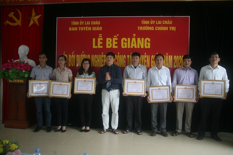 Đồng chí Nguyễn Tiến Tăng - Hiệu trưởng Trường Chính trị tỉnh tặng Giấy khen cho các học viên đạt thành tích xuất sắc trong học tập và rèn luyện.