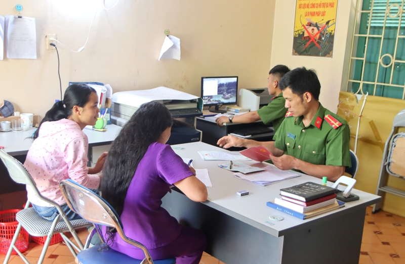 Công an xã Lê Lợi (huyện Nậm Nhùn) tiếp nhận giải quyết các vụ việc ANTT tại địa phương.