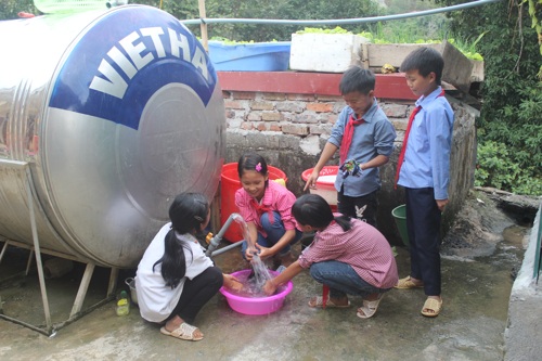 Học sinh bán trú sử dụng nước sinh hoạt.