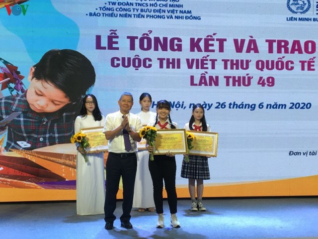 Thứ trưởng Nguyễn Thành Hưng trao giải nhất cuộc thi viết thư quốc tế UPU cho em Phan Hoàng Phương Nhi.