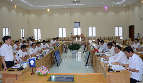 Ông Bùi Văn Thành - Giám đốc Công ty Điện lực Lai Châu nêu kiến nghị trong buổi làm việc với Đoàn Đại biểu Quốc hội tỉnh.