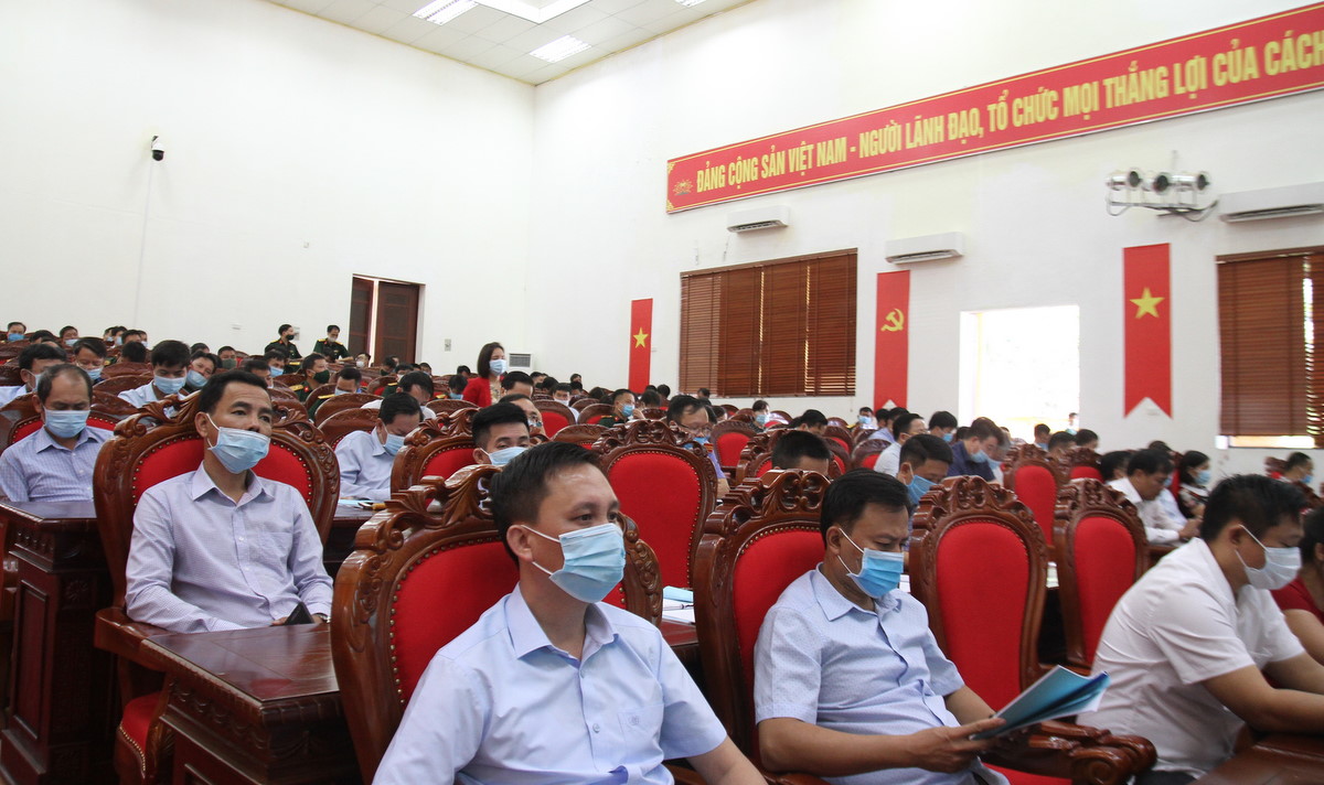 Các đại biểu tham gia dự Hội nghị trực tuyến Tập huấn Luật Dân quân tự vệ và Luật lực lượng dự bị động viên tại điểm cầu tỉnh.