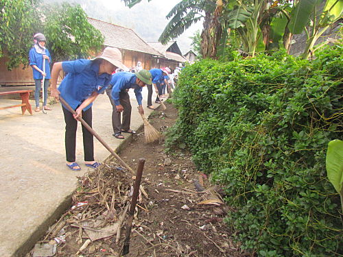 Đoàn viên thanh niên Trung tâm Y tế thành phố Lai Châu dọn vệ sinh các tuyến đường.