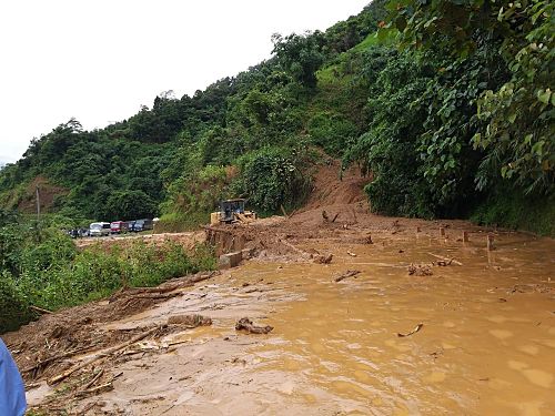 Mưa dông khiến tuyến đường vào xã Kan Hồ, huyện Mường Tè bị ngập đầy bùn đất.