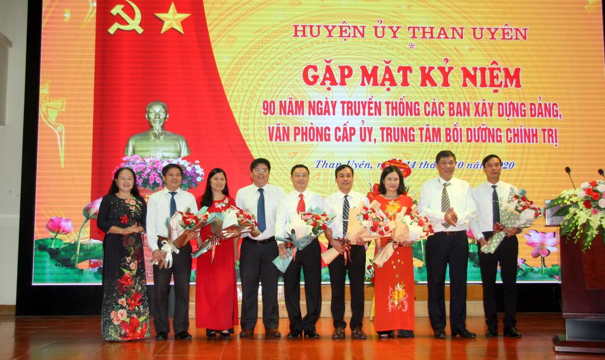 Lãnh đạo huyện Than Uyên tặng hoa chúc mừng các Ban xây dựng Đảng, Văn phòng Huyện ủy, Trung tâm Bồi dưỡng chính trị.