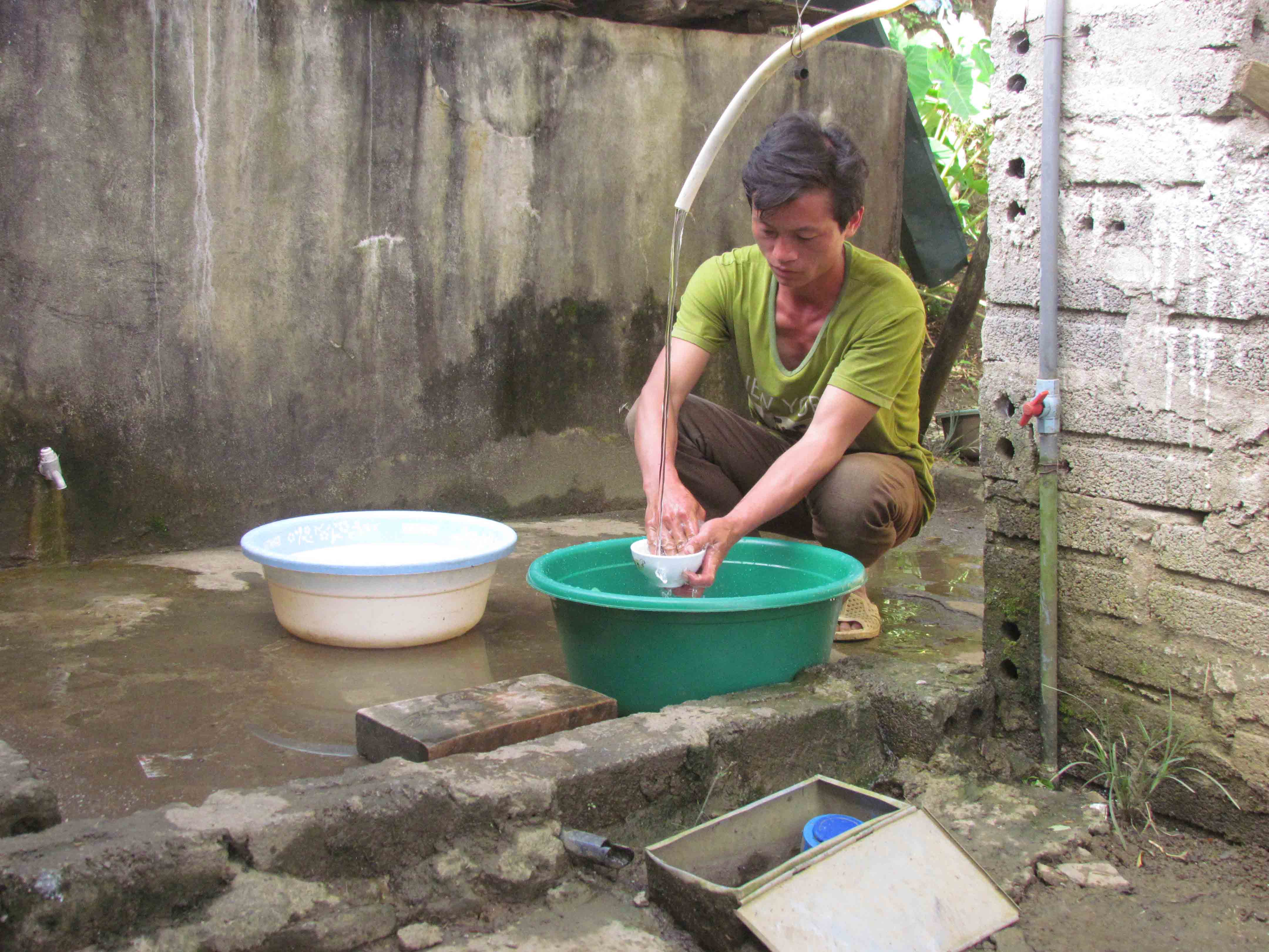 Công trình nước sinh hoạt hợp vệ sinh ở bản Dền Sang đang phát huy hiệu quả, đưa nước đến từng hộ gia đình.