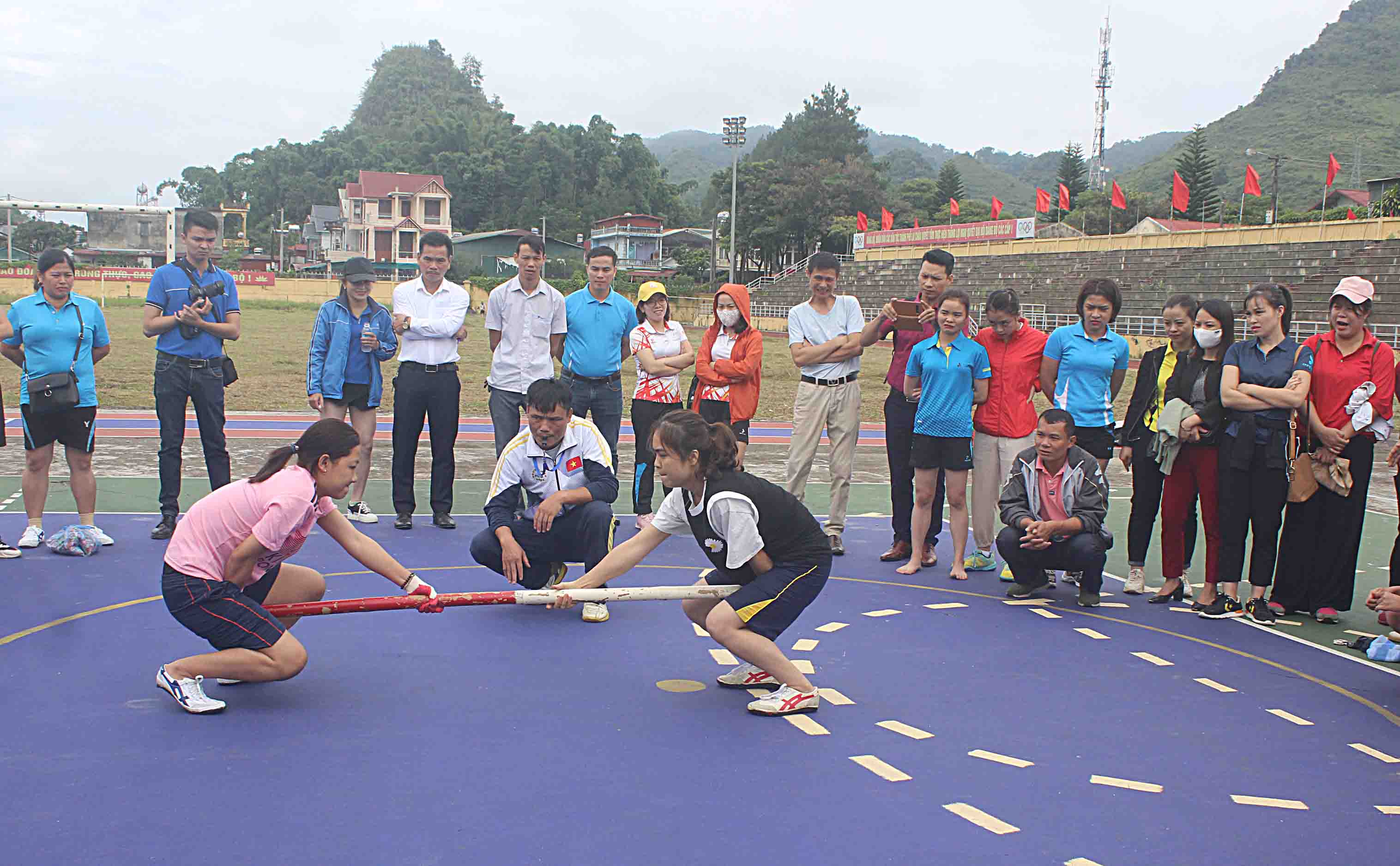 VĐV Trường Cao đẳng Cộng đồng tỉnh và huyện Tân Uyên tham gia môn thi đẩy gậy.