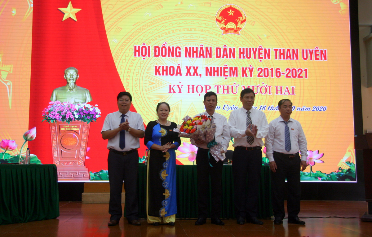 Lãnh đạo huyện Than Uyên tặng hoa chúc mừng đồng chí Nguyễn Văn Thăng.