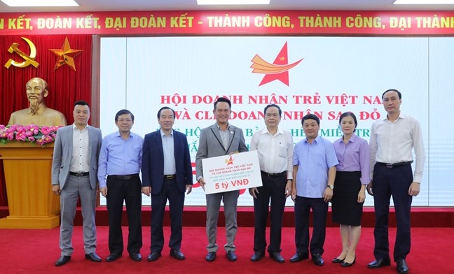 Chủ tịch Trần Thanh Mẫn tiếp nhận số tiền 5 tỷ đồng từ Hội doanh nhân trẻ Việt Nam và CLB doanh nhân trẻ Sao Đỏ. 