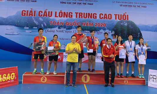 Ban Tổ chức trao huy giải cho các vận động viên đôi nam nữ phối hợp nhóm 41 – 45, ở nội dung thi đấu này Nguyễn Thị Phúc, Mai Quang Hưng của tỉnh ta đã giành huy chương đồng