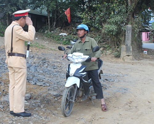 Đội Cảnh sát giao thông - trật tự (Công an huyện Phong Thổ) tuyên truyền tới người dân về việc phân luông giao thông  trong thời gian diễn ra Đại hội Đảng bộ tỉnh Lai Châu lần thứ XIV.  