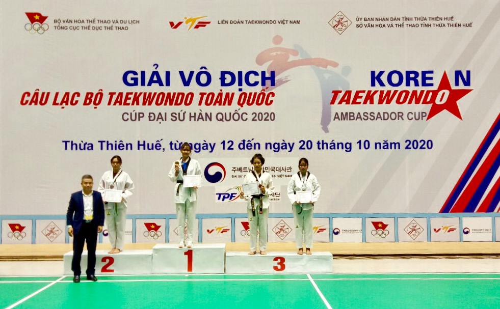 Ban Tổ chức trao giải cho các nữ vận động viên hạng cân 68 kg, lứa tuổi 15 - 17 tuổi. Trong đó có VĐV Hà Thị Tiển đoàn VĐV Lai Châu đạt huy chương đồng. 
