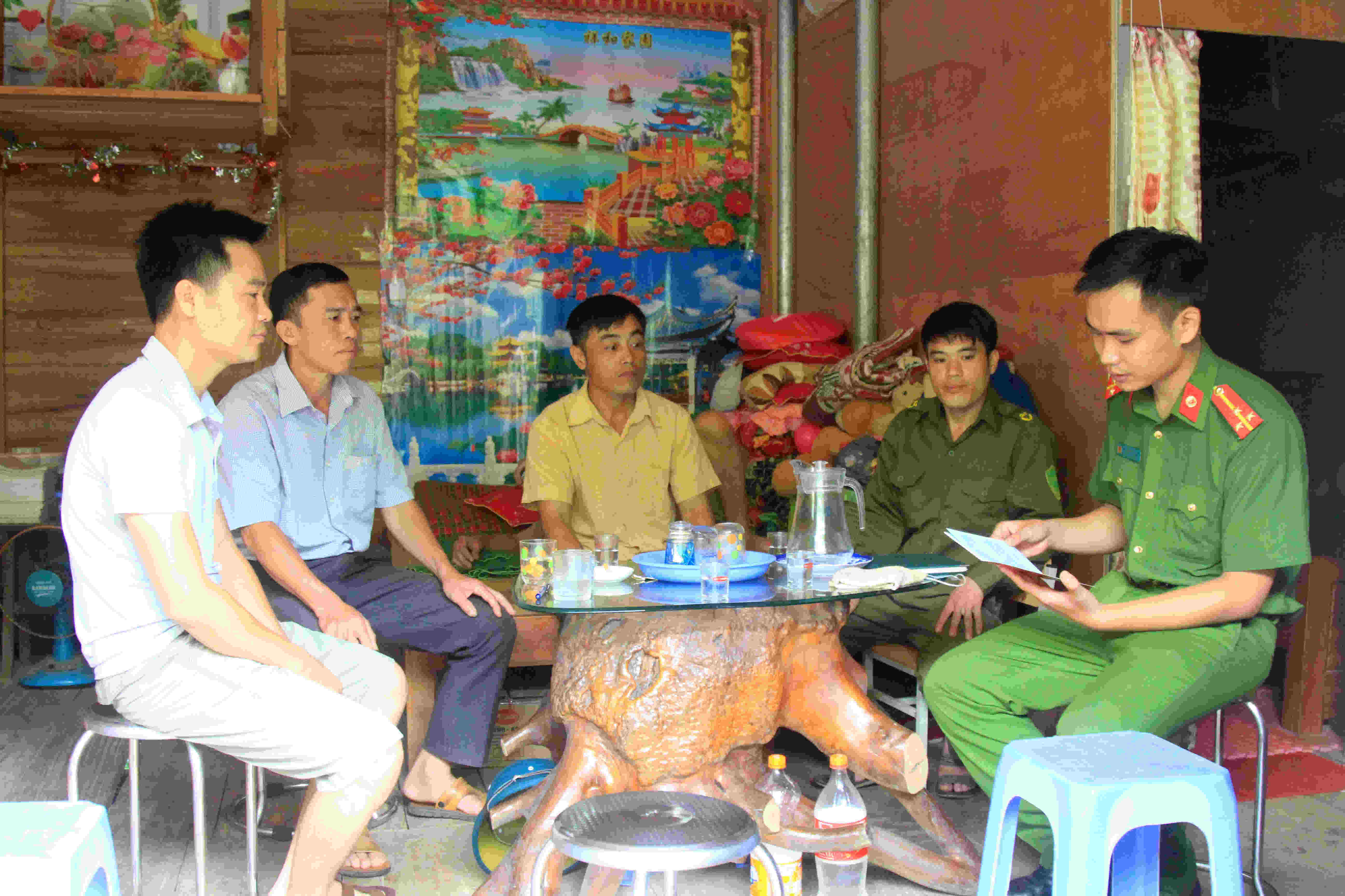 Công an xã Nậm Mạ (huyện Sìn Hồ) phối hợp với chính quyền xã tuyên truyền pháp luật và kiểm tra nhân, hộ khẩu tại bản Nậm Mạ.