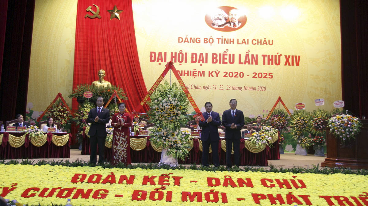 Thay mặt Bộ Chính trị, Ban Bí thư, đồng chí Phạm Minh Chính - Ủy viên Bộ Chính trị, Bí thư Trung ương Đảng, Trưởng Ban Tổ chức Trung ương tặng lẵng hoa chúc mừng Đại hội.