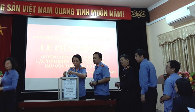 Công chức, người lao động Viện KSND tỉnh ủng hộ tiền mặt giúp đỡ đồng bào các tỉnh miền Trung bị lũ lụt.