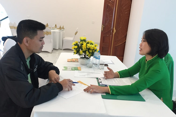 Nhân viên Công ty TNHH Vận tải - Công nghệ Mai Linh Lai Châu giới thiệu các ưu đãi của Mai Linh SmartCar tới nhà đầu tư. 