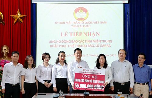 Đai diện lãnh đạo Agribank Chi nhánh tỉnh Lai Châu trao 55 triệu đồng ủng hộ đồng bào vùng lũ miền Trung thông qua Ủy ban Mặt trận Tổ quốc tỉnh. 