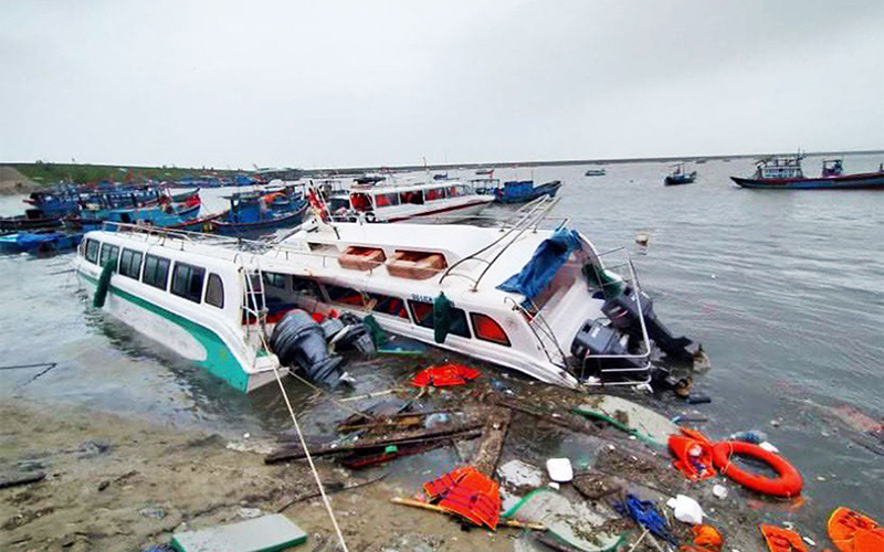 Tàu du lịch và thuyền của ngư dân trên đảo Lý Sơn (Quảng Ngãi) bị bão đánh chìm và hư hỏng nặng. Ảnh: CHÍ TÂM