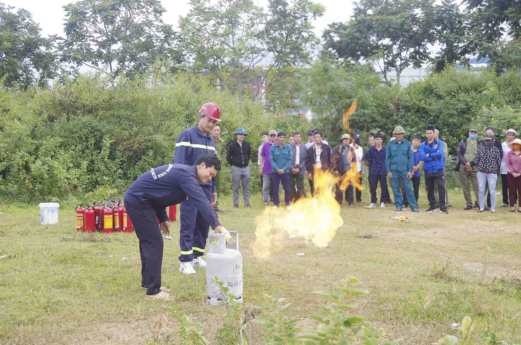 Học viên tham gia thực hành dập lửa bằng phương tiện tại chỗ.