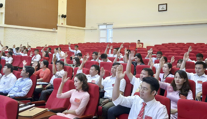 Các đại biểu biểu quyết, bầu đại biểu dự Đại hội Đại biểu Hội khuyến học tỉnh Lai Châu