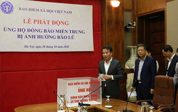 Lãnh đạo BHXH Việt Nam quyên góp hỗ trợ đồng báo miền Trung bị bão lũ