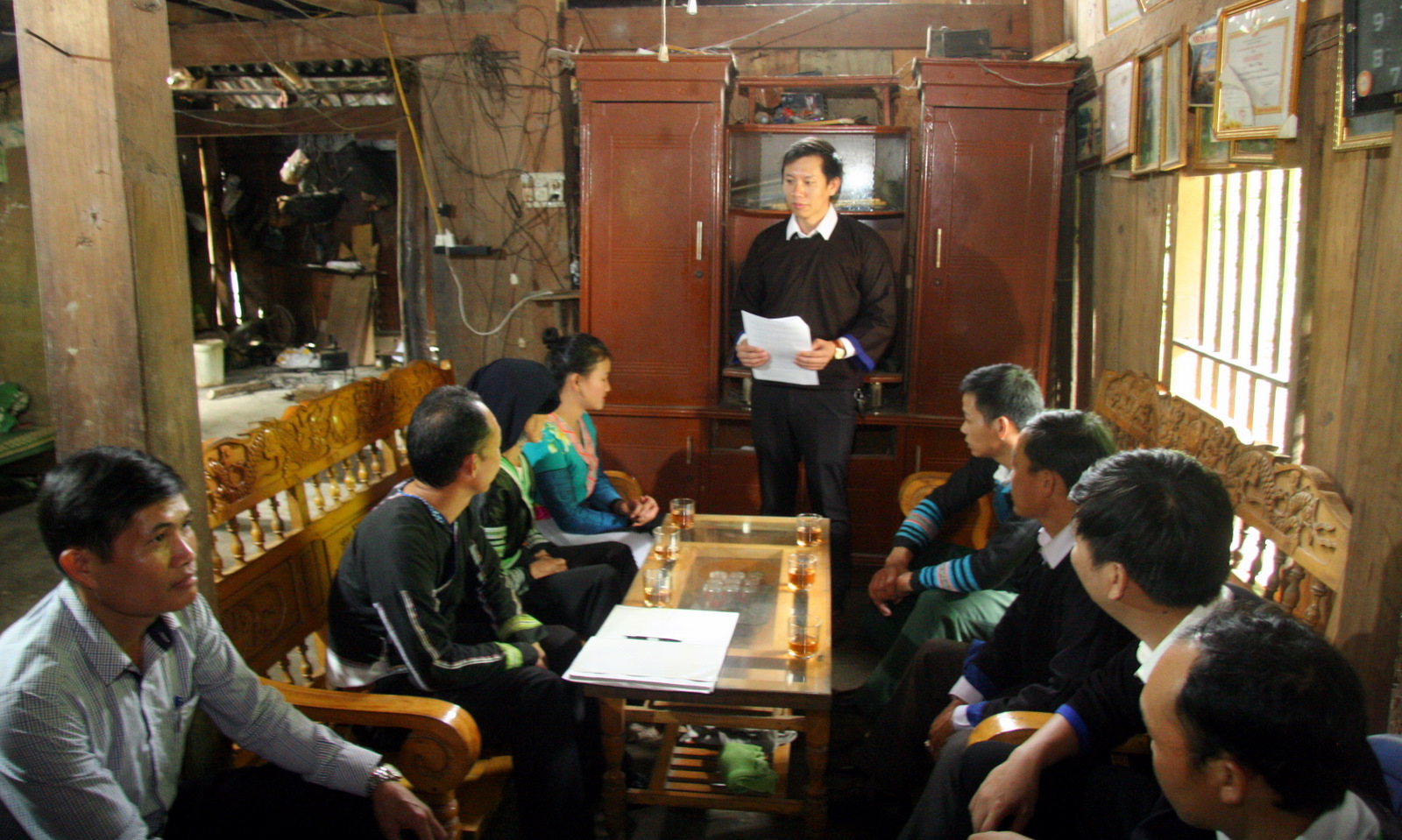 Lãnh đạo xã Pha Mu tuyên truyền chủ trương xây dựng nông thôn mới đến bà con bản Huổi Bắc.
