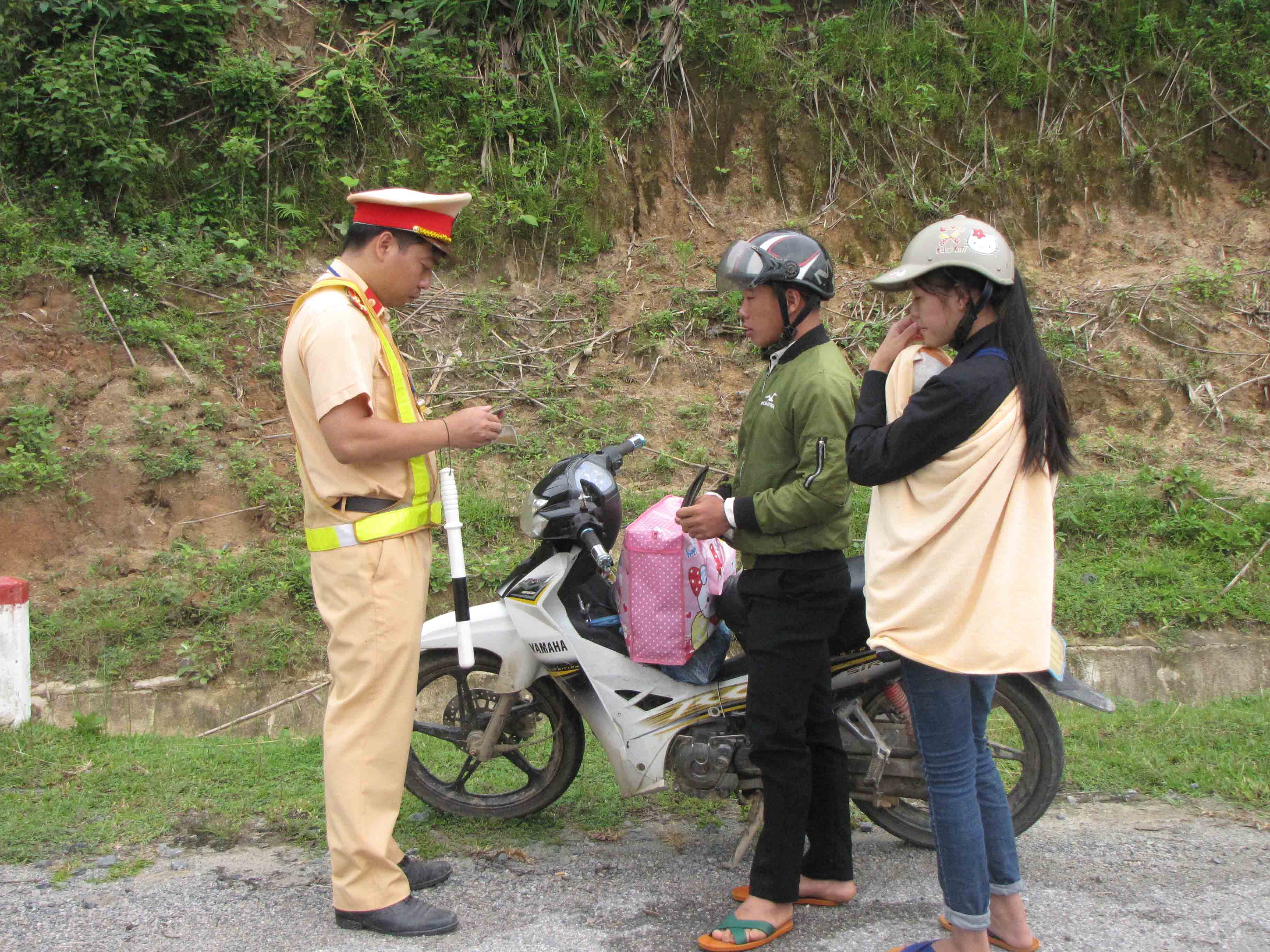 Cảnh sát giao thông Công an huyện Nậm Nhùn kiểm tra tra giấy tờ của người, phương tiện tham gia giao thông