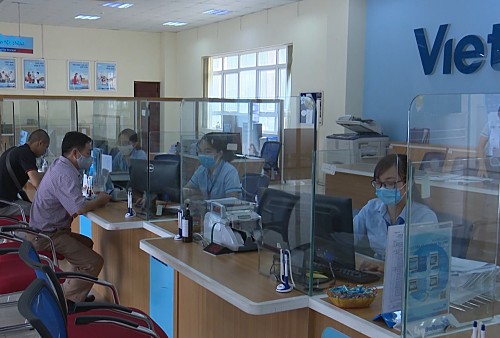 Khách hàng giao dịch tại Vietinbank Chi nhánh tỉnh Lai Châu. Ảnh: Bình Minh