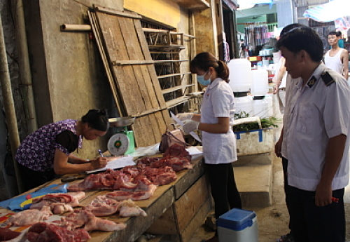 Đoàn kiểm tra liên ngành huyện Phong Thổ lấy mẫu  thực phẩm tại chợ chợ Mường So.