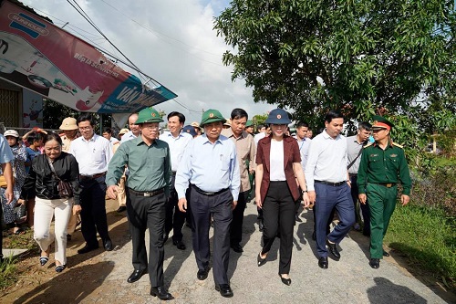 Thủ tướng thị sát, chỉ đạo khắc phục hậu quả bão số 9 ở Quảng Nam, Quảng Ngãi - Ảnh: VGP