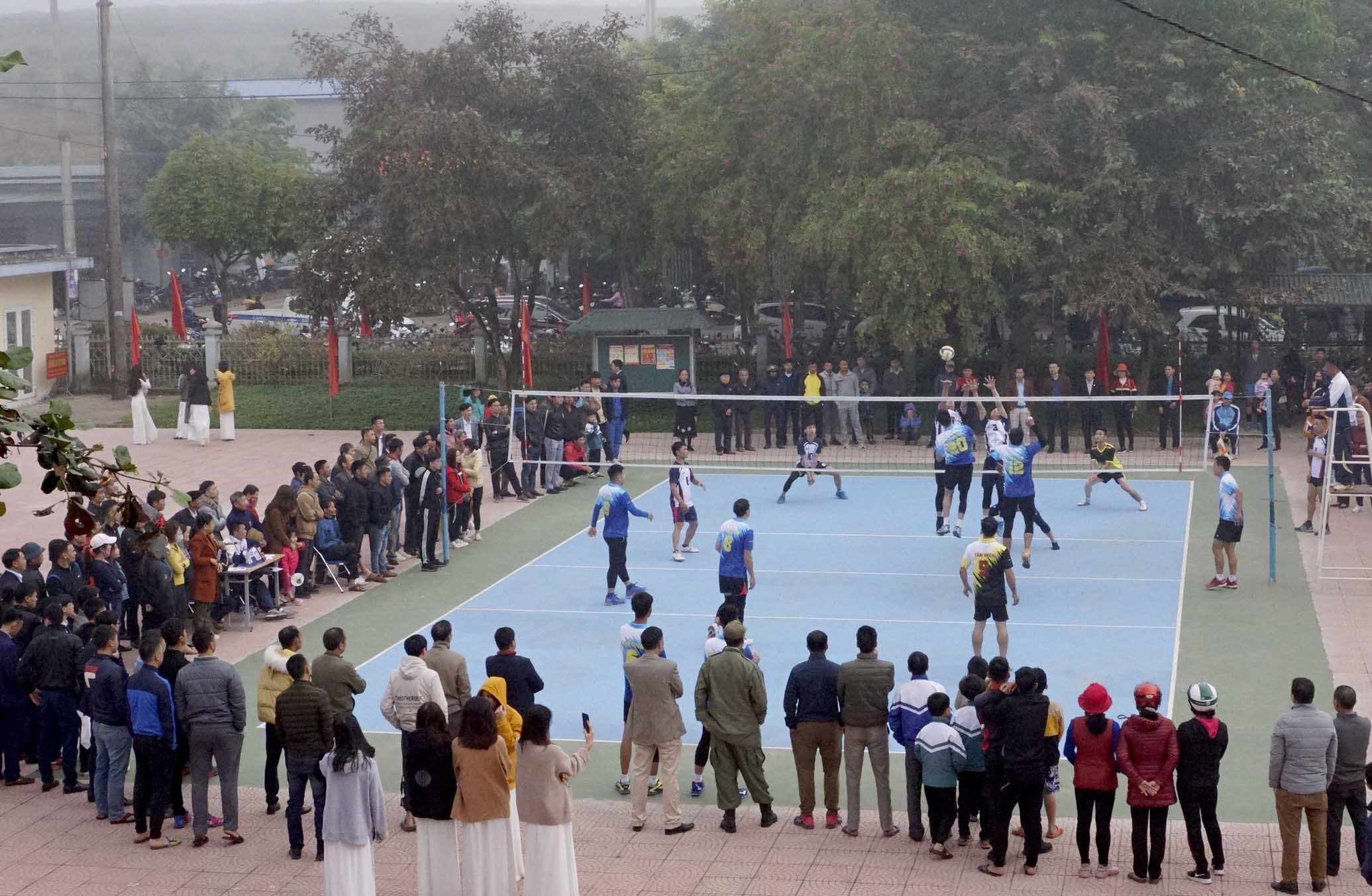 Trận đấu khai mạc giải giữa đội bóng nam huyện Tân Uyên và thành phố Lai Châu khối nông thôn