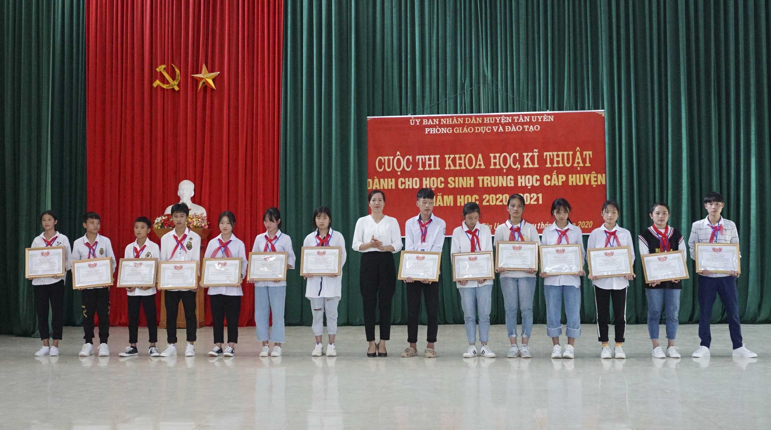 Bà Bùi Thị Lan - Phó Phòng Giáo dục và Đào tạo huyện, Trưởng Ban Giám khảo cuộc thi trao Chứng nhận đạt giải tư các dự án thuộc lĩnh vực kỹ thuật cho các em học sinh.