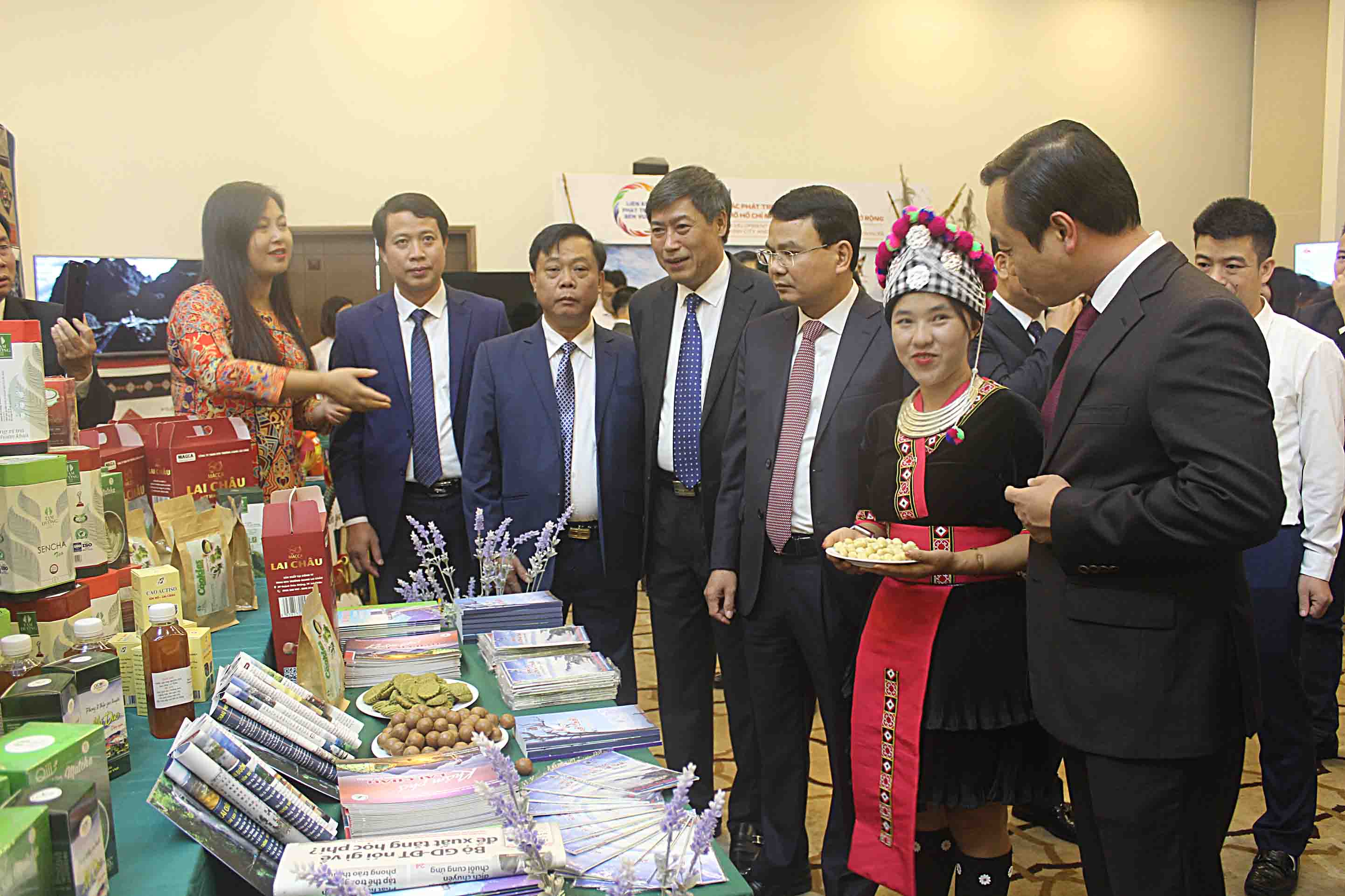 Đại diện lãnh đạo thành phố Hồ Chí Minh và 8 tỉnh Tây Bắc mở rộngthăm quan gian hàng trưng bày sản phẩm du lịch tỉnh Lai Châu.