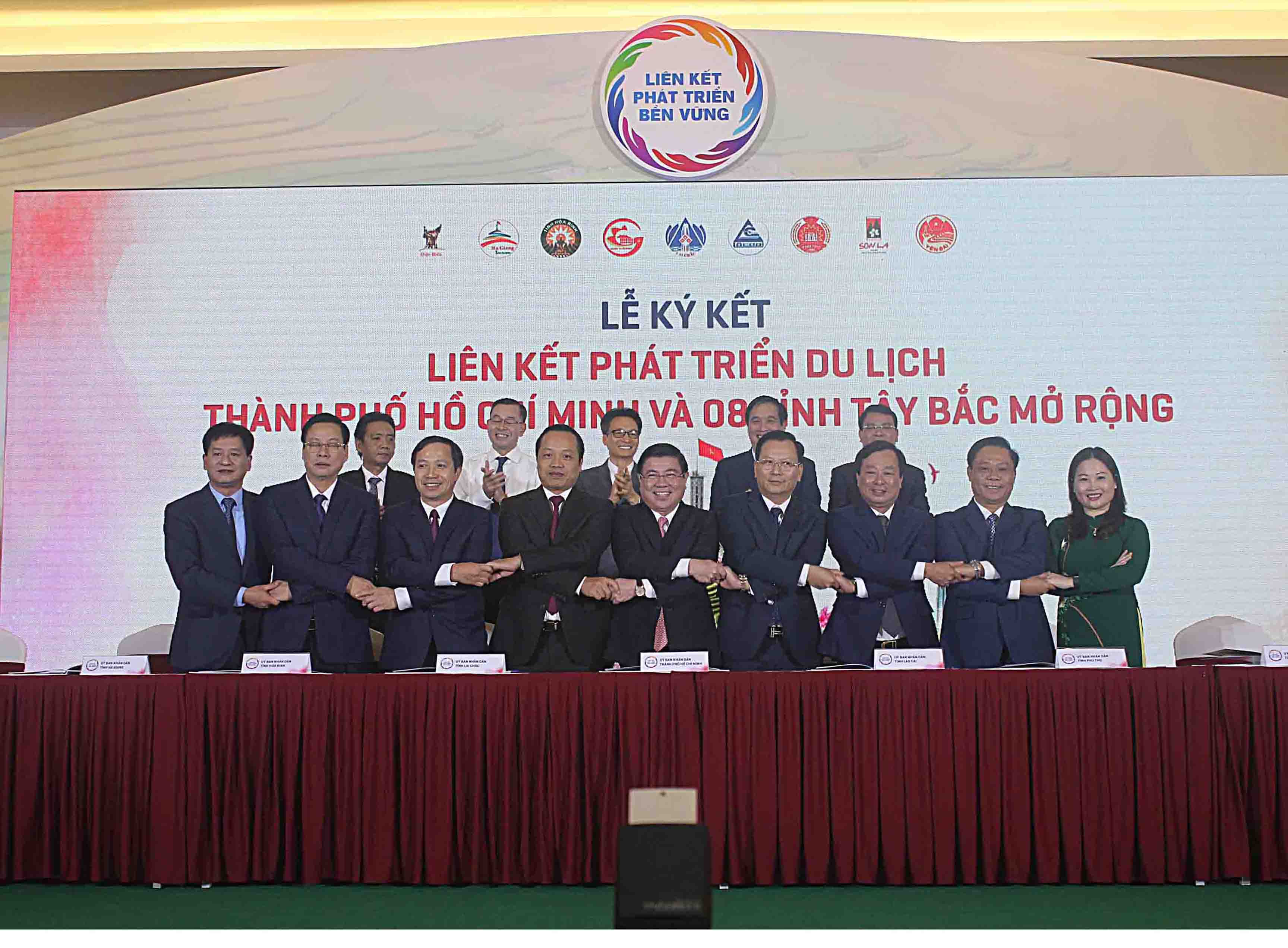 Đại diện lãnh đạo thành phố Hồ Chí Minh và 8 tỉnh Tây Bắc mở rộng bắt tay đoàn kết sau ký kết, thỏa thuận liên kết phát triển du lịch giai đoạn 2021- 2025.
