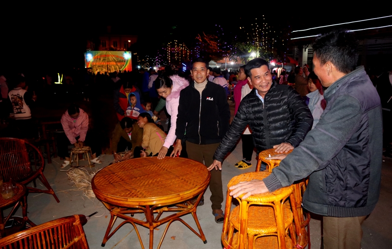 Sản phẩm bàn, ghế của hợp tác xã mây tre đan Bản Giang (xã Bản Giang, huyện Tam Đường) thu hút du khách tại phiên chợ đêm.