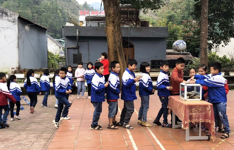 Học sinh Trường Tiểu học Đoàn Kết quyên góp ủng hộ đồng bào miền Trung bị ảnh hưởng do thiên tai. 