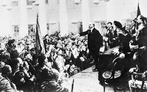 Lãnh tụ Đảng Bolshevich V. I. Lenin tuyên bố thành lập chính quyền Xô Viết tại Đại hội Xô Viết toàn Nga ngày 7-11-1917 tại điện Smolnya, ngay sau khi chiếm Cung điện mùa Đông. Ảnh tư liệu.