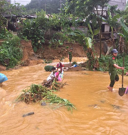 Công an xã San Thàng giúp người dân khắc phục hậu quả mưa lũ.