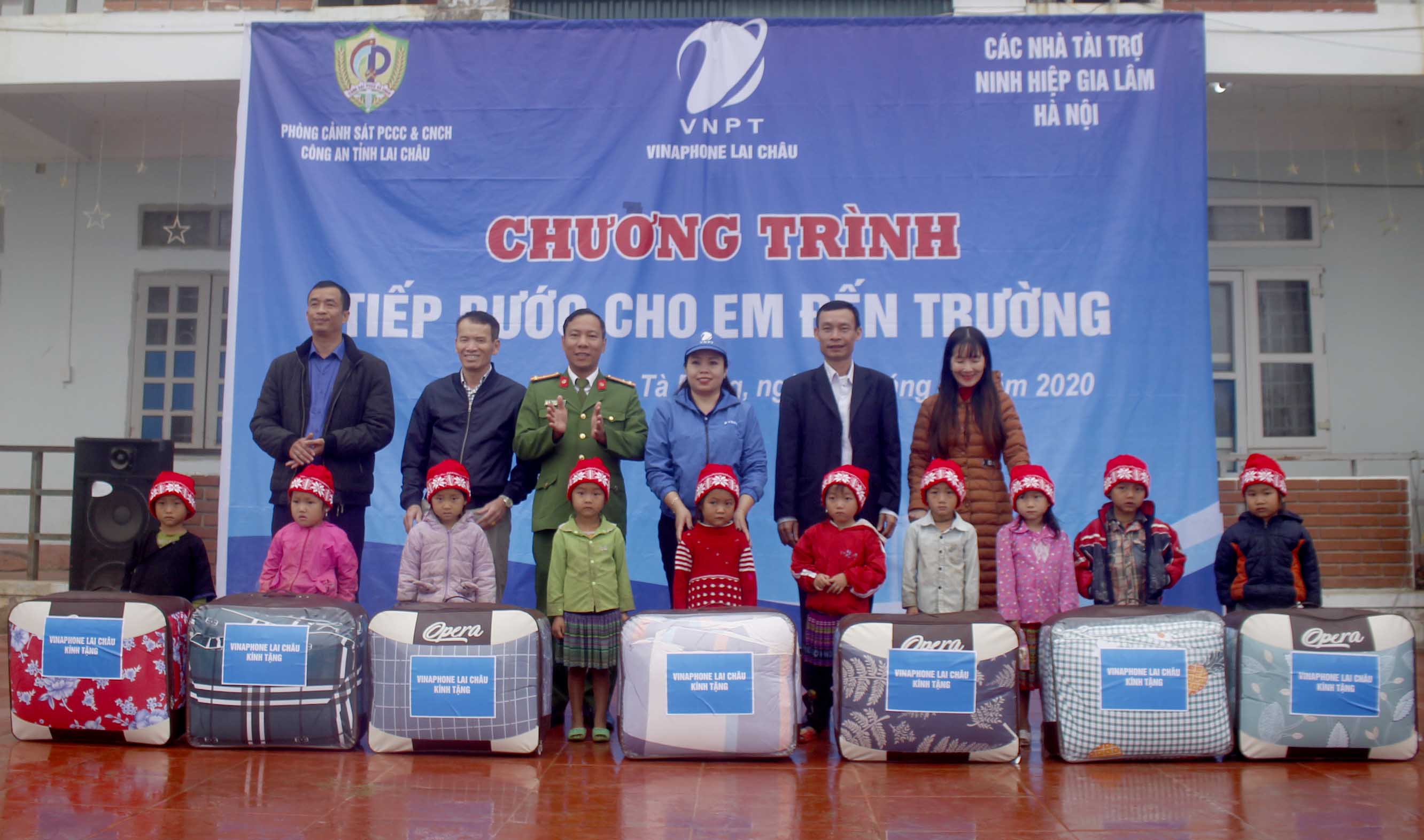 Lãnh đạo các đơn vị tặng chăn ấm cho học sinh trường Mầm non xã Tà Mung (huyện Than Uyên). 