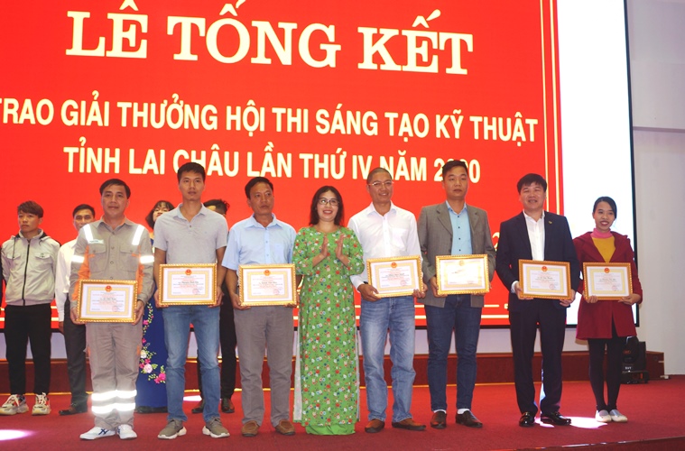 Đồng chí Giàng Thị Hoa – Phó Chủ tịch Liên hiệp các Hội Khoa học và Kỹ thuật tỉnh, Trưởng Ban Tổ chức Hội thi trao giải cho các tác giả đạt giải. 